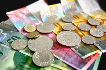 Protestul clienților cu credite în franci elvețieni se mută în fața Palatului Parlamentului